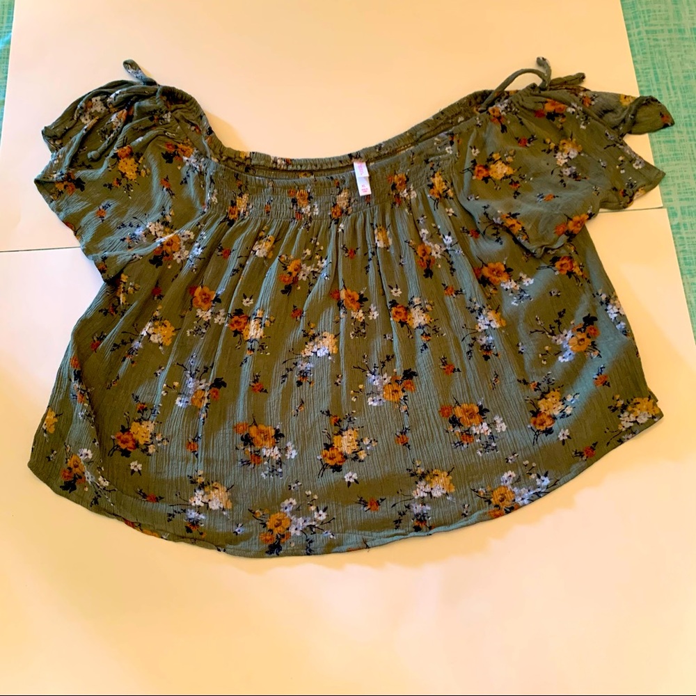 Xhilaration Short Belly knit top. XL